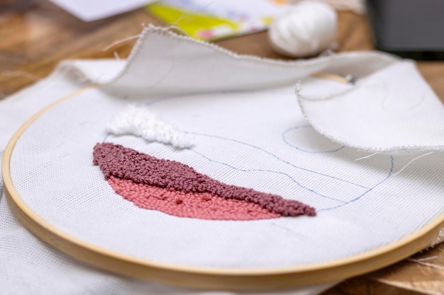 haft na lnianej tkaninie